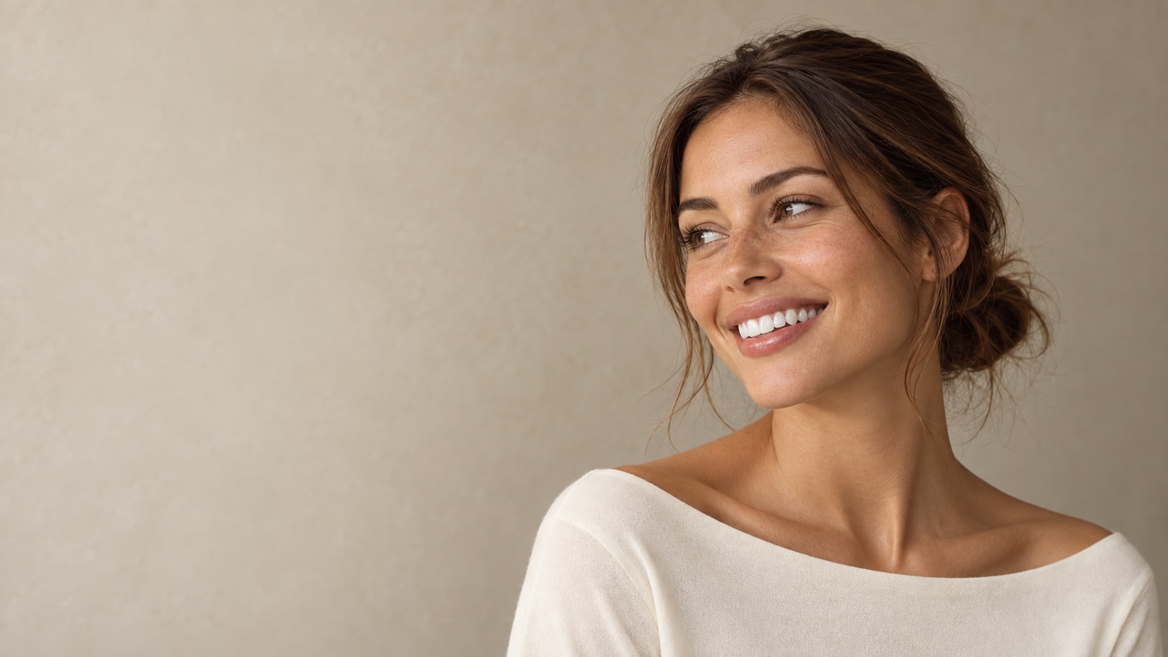 Lächelnde Frau in einer warmen Beauty-Aufnahme